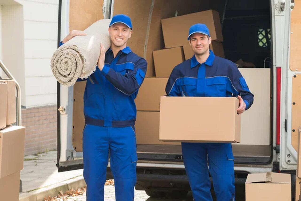 depositphotos_95376926-stock-photo-carrying-cardboard-box-and-carpet_Easy-Resize.com